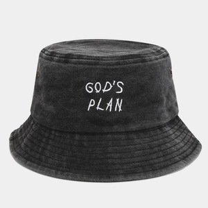 Détail de la broderie God's Plan et texture denim délavé vintage sur le bob unisexe