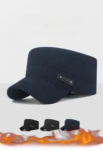 Detail der warmen Wintermütze mit seitlichem Leder-Metall-Label und dickem gefüttertem Stoff