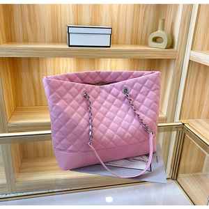 Dettaglio della borsa tote rosa trapuntata con tracolla a catena e pelle PU di qualità