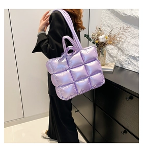 Borsa tote trapuntata lavanda che mostra dimensioni e stile sulla spalla della modella