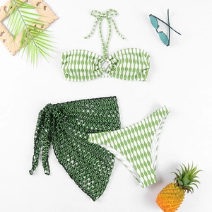 Ensemble bikini 3 pièces vert à vagues avec haut licou et paréo en résille noire
