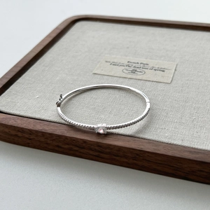 Detail of silver S925 bracelet with heart-shaped stone and pavé diamond setting