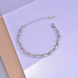 Minimalist silver chunky link chain bracelet in stainless steel with lobster clasp and K18 tag