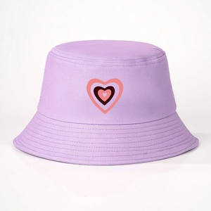 Dettaglio delle stampe a cuore a strati su questo cappello a secchiello in cotone viola
