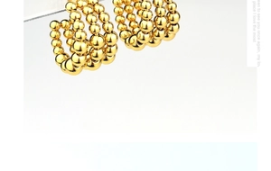 Detailansicht der polierten goldenen Perlenohrringe in C-Form mit dreireihigem Design
