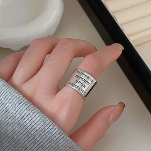 Vue détaillée d'une bague large en argent avec gravure Happiness Depends Upon Ourselves