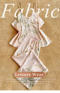Détail de l'ensemble de pyjama en satin avec caraco et pantalon à imprimé floral rose