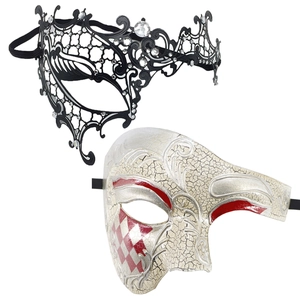 Dettaglio della maschera in pizzo nero e maschera argentata per coppie mascherate
