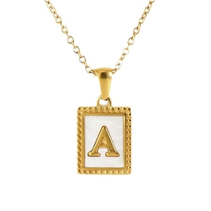 Goldene Edelstahlkette mit quadratischem Perlmutt-Anhänger und dem Buchstaben A