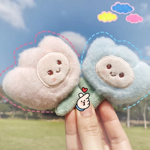 Gros plan de barrettes à fleurs en peluche rose et bleue avec broderie smiley mignon