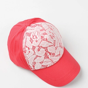 Vue détaillée d'une casquette en toile rose avec broderie florale en dentelle blanche