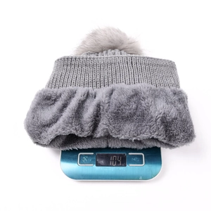 Weight display of 104g for the grey cable knit beanie with thick fleece lining