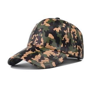 Détail d'une casquette de baseball camouflage en cuir PU avec finition imperméable