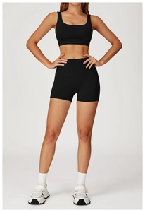 Dettaglio di un set yoga nero elasticizzato con reggiseno sportivo e pantaloncini a vita alta