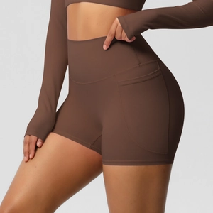 Short de yoga taille haute marron foncé avec poches latérales et tissu stretch compressif