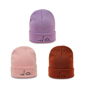 Set di tre berretti in maglia viola, rosa e marrone con ricamo di piccoli dinosauri