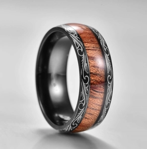 Eleganter Holzmaserung Ring mit schwarzem Phoenix-Muster und poliertem Metall-Finish