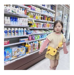 Detail of a handmade knit giraffe shoulder bag for girls with high-quality crochet texture