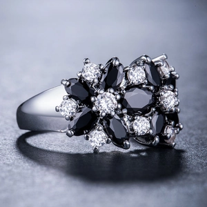 Macro dell'anello a fiore in argento con pietre marquise nere e zirconi bianchi