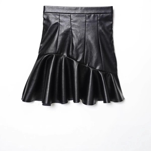 Minigonna alla moda in pelle PU nera a vita alta con orlo a balze asimmetrico