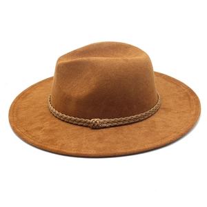 Détail d'un chapeau de cowboy en daim marron avec ruban décoratif tressé classique