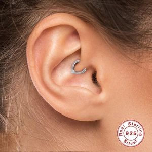 Gros plan d'un anneau de nez goutte en argent sterling S925 avec étiquette certifiée