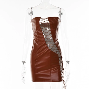 Mini abito marrone in finta pelle con lacci anteriori e design cut-out su manichino