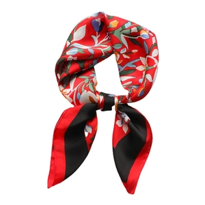 Zijden sjaal met bloemen- en vlinderpatroon in rood, elegant geknoopt voor dames