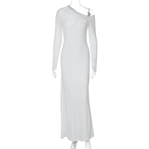 Détail d'une robe longue blanche à une épaule avec nœud torsadé et fronces élégantes