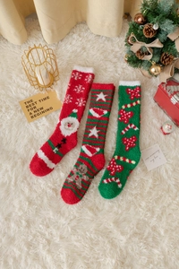 Flachbild von dicken Weihnachts-Korallenvlies-Kniestrümpfen mit festlichen Feiertagsmustern
