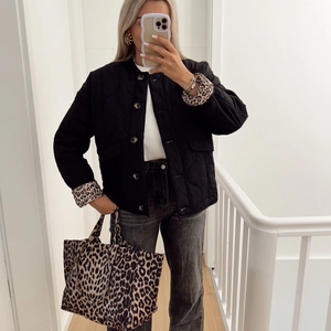 Women Vintage Quilted Jacket Leopard Print Lining Round Neck Single Breasted Casual Padded Coat Outerwear