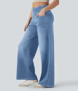 Seitenansicht der hellblauen High-Waist-Jeans mit weitem Bein und weißen Kontrastnähten