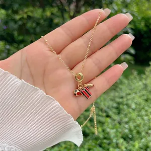 Λεπτομέρεια επιχρυσωμένου κολιέ 18K με μενταγιόν μπάλα ποδοσφαίρου, φανέλα και παπούτσι