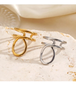 Makro-Detail minimalistischer 18K Gold- und Silber-Doppellinienringe auf Steinfläche