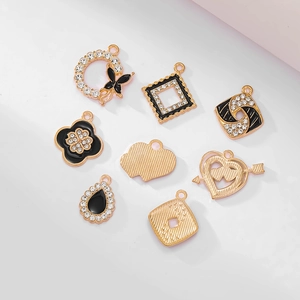 Lot de 8 pendentifs DIY dorés incluant trèfle et formes de cœur avec émail noir et strass