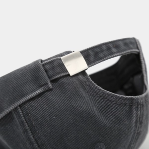 Détail de la boucle en métal réglable sur le bonnet docker en coton lavé