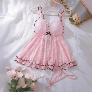 Detailansicht eines rosa Spitzen-Dessous-Sets mit schwarzem Wellensaum auf weißem Stoff