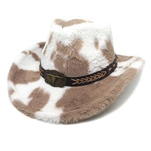 Dettaglio del cappello da cowboy con trama muccata e fibbia in metallo a forma di toro