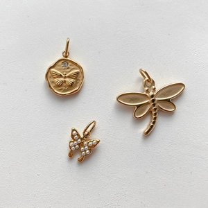 Detailliertes Set aus 18K Gold Schmetterling und Libellen Anhängern mit Perlen und Zirkonia