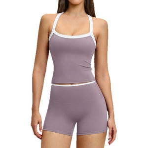 Dames yoga-set in Morandi paars met haltertop en sportshort voorzien van witte contrastbiezen