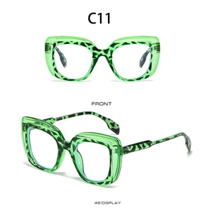 Grüne transparente quadratische Sonnenbrille mit Leopardenmuster von vorne und von der Seite