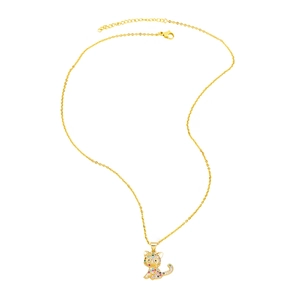 Pendentif chat doré serti de zircons multicolores sur une chaîne fine avec rallonge
