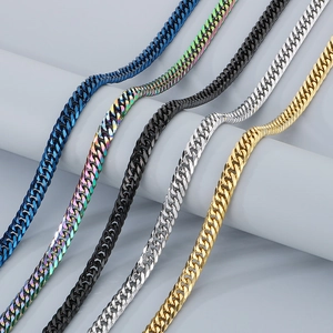 Catene cubane parallele in blu, iridato, nero, argento e oro su supporti grigi