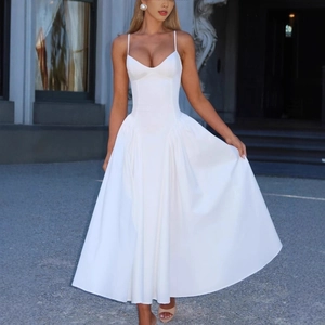 Robe longue blanche élégante style corset avec jupe trapèze et fines bretelles