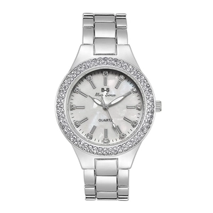 Détails de la montre à quartz argentée avec cadran marbré et lunette à double rang de diamants