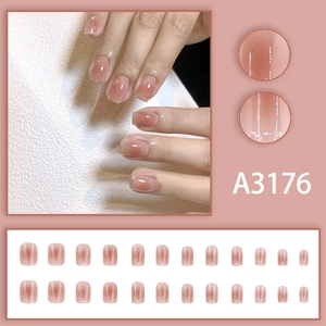 Faux ongles courts dégradé rose avec pointes pailletées argentées style français