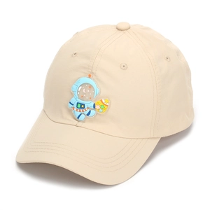 Dettaglio di un cappello da baseball beige per bambini con patch astronauta 3D sul davanti
