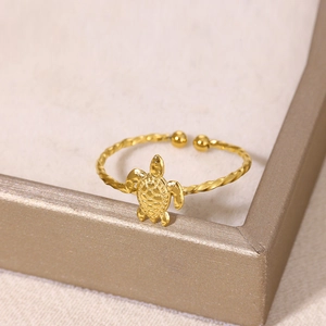 Bague tortue dorée en acier titane avec design torsadé et détails de carapace finement sculptés