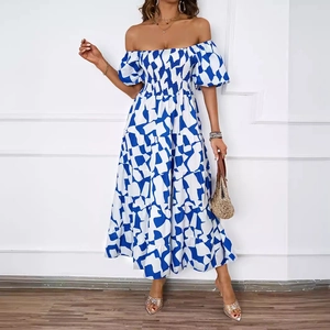 Abito lungo con stampa geometrica blu, spalle scoperte, maniche a sbuffo e gonna a balze