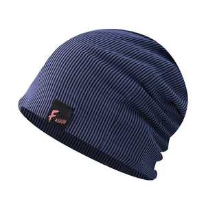 Bonnet en maille côtelée bleu foncé avec étiquette noire et broderie rose fashion